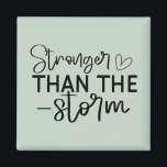 Boho Inspirational "Stronger als der Sturm" Magnet<br><div class="desc">Bleibe und inspiriert mit diesem minimalistischen "Stronger als der Sturm" Boho-Magneten. Dieses Design mit eleganter Schwarz-Weiß-Typografie ist eine tägliche Erinnerung innerer Stärke und Widerstandskraft. Egal, ob Sie ihn auf Ihren Kühlschrank, Schließfach oder Arbeitsbereich legen, dieser Magnet fügt jedem Raum eine sinnvolle Touch hinzu. Perfekt als ein kleines Geschenk der Ermutigung...</div>