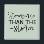 Boho Inspirational "Stronger als der Sturm" Magnet<br><div class="desc">Bleibe und inspiriert mit diesem minimalistischen "Stronger als der Sturm" Boho-Magneten. Dieses Design mit eleganter Schwarz-Weiß-Typografie ist eine tägliche Erinnerung innerer Stärke und Widerstandskraft. Egal, ob Sie ihn auf Ihren Kühlschrank, Schließfach oder Arbeitsbereich legen, dieser Magnet fügt jedem Raum eine sinnvolle Touch hinzu. Perfekt als ein kleines Geschenk der Ermutigung...</div>