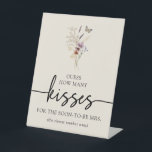 Boho Kisses Sign Sockelschild<br><div class="desc">Dieses stilvolle und elegante Boho Kisses Sign Hotel besticht durch herrliche handbemalte Aquarellfarben,  die in einem hübschen Bouquet angeordnet sind. Finden Sie passende Artikel in der Tan Boho Wildblume Brautparty Collection.</div>