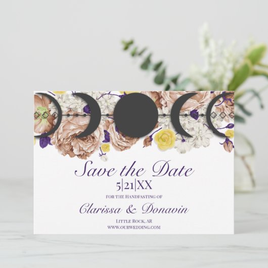 Boho Lila Floral Moon Phase Wiccan Handfasten Save The Date (Stehend Vorderseite)