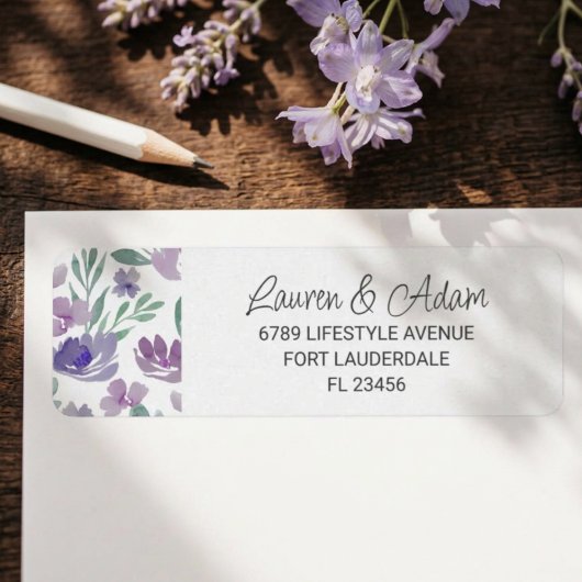 Boho Lila Hochzeit mit Blumen und Kalligraphie