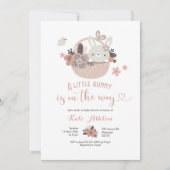 Boho Little Bunny ist auf dem Weg Baby Shower Einladung (Vorderseite)