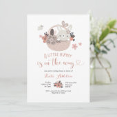 Boho Little Bunny ist auf dem Weg Baby Shower Einladung (Stehend Vorderseite)
