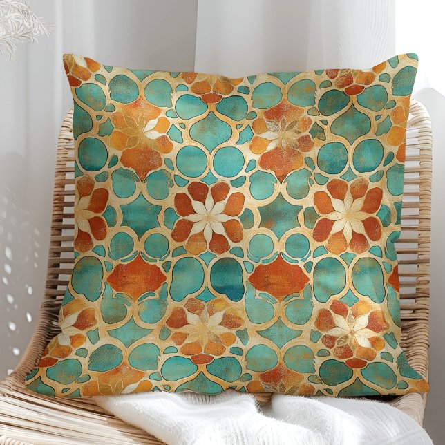 Boho marokkanische Türkis und Terracotta Floral Kissen (Boho Moroccan Turquoise and Terracotta Floral Throw Pillow in a sunny boho rattan armchair.)