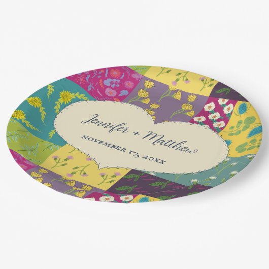 Boho Maximalist Patchwork Quilt Wedding Pappteller (Schrägansicht)