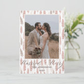 Boho Merry and Married Script Wedding Christmas Dankeskarte (Stehend Vorderseite)