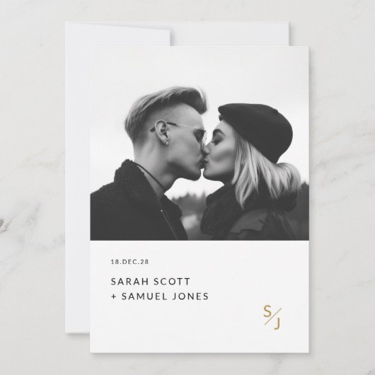 Boho Minimal Black and White Gold Monogram Wedding Einladung (Vorderseite)