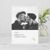 Boho Minimal Black and White Gold Monogram Wedding Einladung (Stehend Vorderseite)