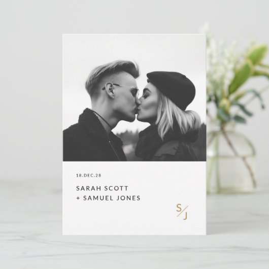 Boho Minimal Black and White Gold Monogram Wedding Einladung (Stehend Vorderseite)