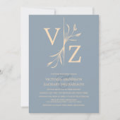 Boho Minimal Dusty Blue Leaf Monogram Wedding Einladung (Vorderseite)