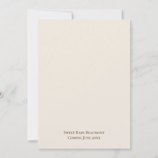 Boho Minimalistisch Beige Es ist eine Baby-Dusche Einladung (Rückseite)