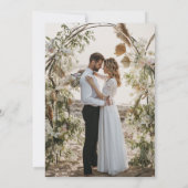 Boho Minimalistisch Floral Buff Wedding Einladung (Rückseite)