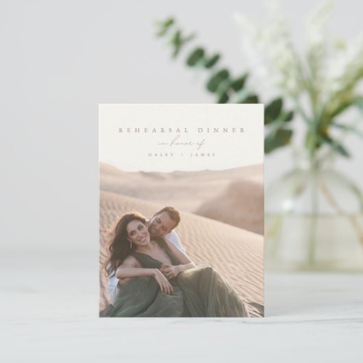 Boho Minimalistisch Script Foto Probe Dinner Einladung (Stehend Vorderseite)