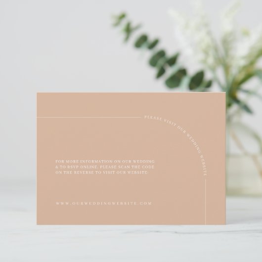 Boho Minimalistisch Tan Wedding Website Begleitkarte (Stehend Vorderseite)