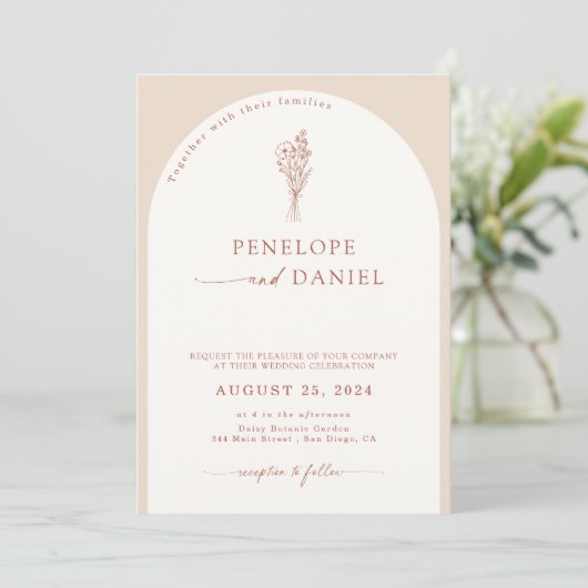Boho Modern Beige Terracotta Script Wedding Arch Einladung (Stehend Vorderseite)