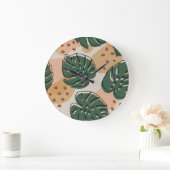 Boho monstera: abstraktes tropisches Muster Große Wanduhr (Zuhause)