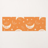 Boho Moon Muster auf Orange Mit Monogramm Yogamatte (Rückseite (Horizontal))