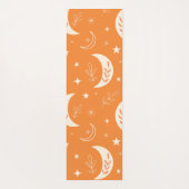 Boho Moon Muster auf Orange Mit Monogramm Yogamatte (Rückseite)