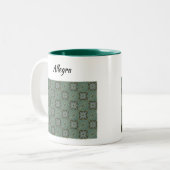 Boho Moss Green Batik Print Zweifarbige Tasse (Vorderseite Links)