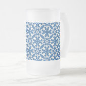 Boho-Muster in Blau – Elegant & Kühn Mattglas Bierglas (VorderseiteRechts)