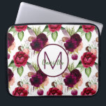 Boho name monogram laptopschutzhülle<br><div class="desc">Ein schick weißer Hintergrund mit einem grau-rosa Blumenmuster,  Blume. Romantischer bohischer,  böhmischer Stil mit Federn und Rose. Ein weißer und bordeauxfarbener Rahmen,  Vorlage für Ihren Monogramm-Buchstaben und Vornamen. Burgund und grüne Buchstaben. Der Name ist mit einem modernen und trendigen Handschrift geschrieben.</div>