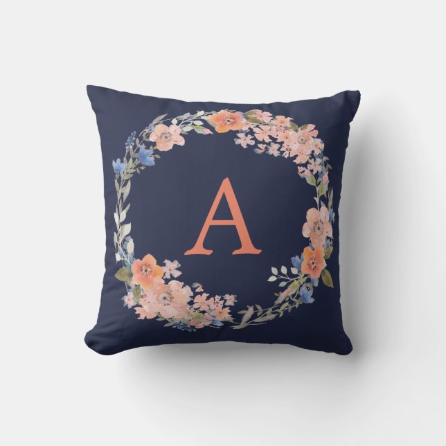 Boho Navy und Peach Monogram Floral Wreath Pillow Kissen (Vorderseite)