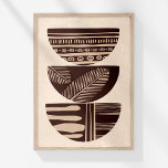 Boho Neutral Abstrakt Tribal Bowls Wall Art Poster<br><div class="desc">Mit der "Boho Neutral Abstrakt Tribal Bowls Wall Art" verleihen Sie Ihrem Dekor eine Touch von Stammeseleganz. Dieses auffallende Stück besteht aus drei abstrakten, übereinander gestapelten Schalen, Set auf einem weichen, beigen Hintergrund. Jede Schüssel ist mit einem einzigartigen afrikanischen Stammesmuster in einem reichen Kaffeebräunen geschmückt, was den Eindruck erweckt, dass...</div>