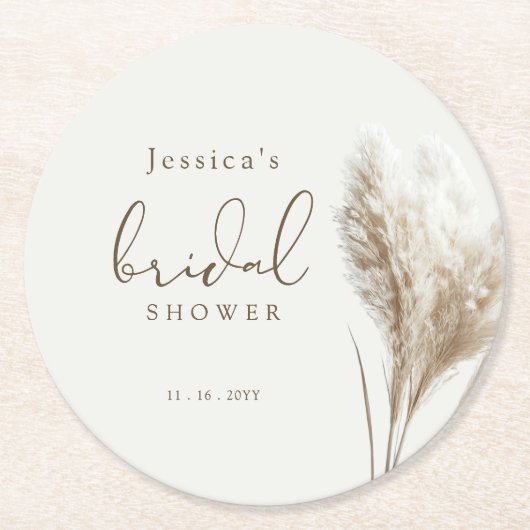 Boho Neutral Fluffy Pampas Grass Brautparty Runder Pappuntersetzer (Vorderseite)