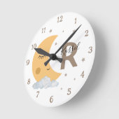 Boho Neutral Moon Nursery Clock with Name Brown Runde Wanduhr (Winkel)
