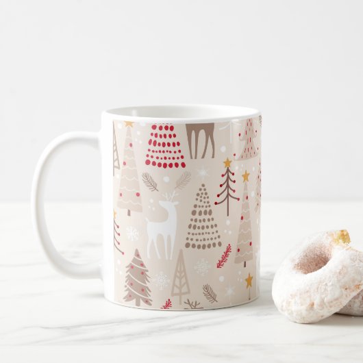 Boho neutrale flache Weihnachtsbaumen Waldtiere Kaffeetasse (Mit Donut)