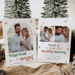 Boho Newlyred Christmas Card Foto Couples Card Feiertagskarte<br><div class="desc">Die frisch vermählte Urlaubskarte besticht durch ein stilvolles Gewölbe-Design, einen gedämpften Salbei, Terrakotta und Beige Retro Schriftart und boho Stars. Es gibt Platz für ein Foto auf der Vorderseite und zwei auf der Rückseite. Es ist perfekt für einen modernen Urlaub Gruß und Sie können es mit allem in der STELLA...</div>