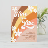 Boho Nine ist ein Vibe Retro Daisies Rainbow Einladung (Stehend Vorderseite)