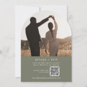 Boho Olive Green Foto QR Code Arch Wedding Einladung (Rückseite)