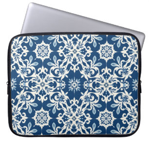 Boho-Ornamentmuster in weiß-blauem Vintage-Stil Laptopschutzhülle