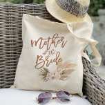 Boho Pampas Floral Mutter der Braut Tragetasche<br><div class="desc">Diese stilvolle Boho Pampas Blumentote Tasche ist das perfekte Geschenk für die Mutter der Braut an Ihrem Hochzeitstag. Mit einem schönen Aquarell-Blumendesign und trendigen Pampasgrasakzenten ist diese Tasche praktisch und modern zugleich. Benutzen Sie es, um das Wesentliche am großen Tag oder um sich an den besondere Anlass zu erinnern: Brautgeschenk,...</div>