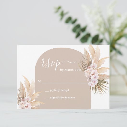 Boho Pampas Grass Arch Wedding RSVP Karte (Stehend Vorderseite)