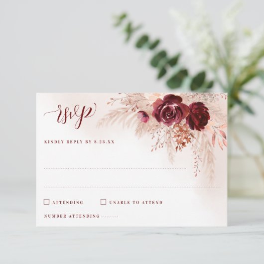 Boho Pampas Grass Burgundy Rose BlumenWedding RSVP Karte (Stehend Vorderseite)
