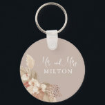 Boho Pampas Grass Neutrals Hochzeit Schlüsselanhänger<br><div class="desc">Boho Schlüsselanhänger behalten Sake,  der mit einem benutzerdefinierten Nachnamen personalisiert werden kann. Neutrale Farbtöne und Pampasgras sorgen für schlichte Eleganz. Dieser Schlüsselanhänger wäre ein schönes Geschenk für die Neuvermählten!</div>