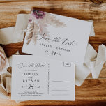 Boho Pampas Grass Save the Date Postkarte<br><div class="desc">Diese bohelle Pampasgras Save the Date Postkarte ist perfekt für eine Hochzeit im Sommer. Das Blumenmuster in Aquarellfarben ist mit böhmischen bordeauxroten und rot-rosa Blume mit Spitzen aus neutralem Pampasgras und goldgetrockneten Palmen-Blätter gestaltet.</div>