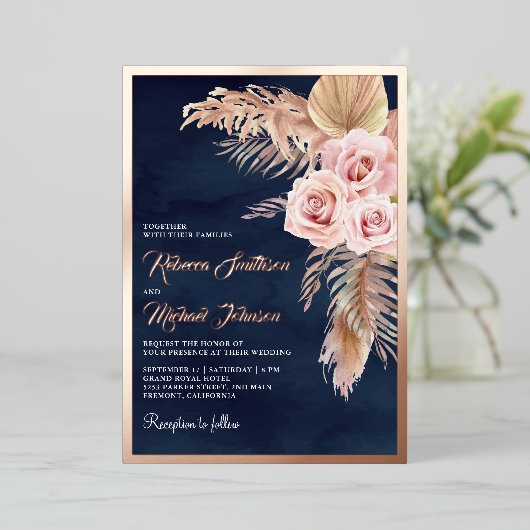 Boho Pampas Navy Blue Dusty Pink Wedding Rose Gold Folieneinladung (Stehend vorne)