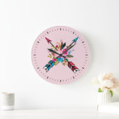 Boho Pink Arrows & Feathers Bouquet Wall Clock Große Wanduhr (Zuhause)
