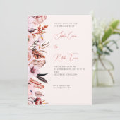 Boho Pink & Brown Blume & Feathers Cream Wedding Einladung (Stehend Vorderseite)