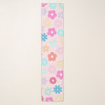 Boho Pink Daisy Blume Pattern Schal<br><div class="desc">Einzigartiges,  Vintages boho daisy florales Retro 60er Jahre,  70er Jahre Stil rosa Muster,  gefüllt mit rosa,  gelben,  blauen,  grünen,  lila und weißen Blume,  auf einem weichen pastellrosa Hintergrund. Ein Boho Retro-Gaumen schmückt Vintages florales,  farbenfrohe Hippie-Rosa-Design.</div>