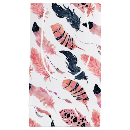 Boho Pink Feathers Kleine Geschenktüte (Vorderseite)
