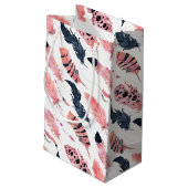 Boho Pink Feathers Kleine Geschenktüte (Rückseite Schrägansicht)