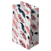 Boho Pink Feathers Kleine Geschenktüte (Vorderseite Schrägansicht)