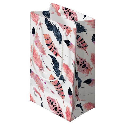 Boho Pink Feathers Kleine Geschenktüte (Vorderseite Schrägansicht)