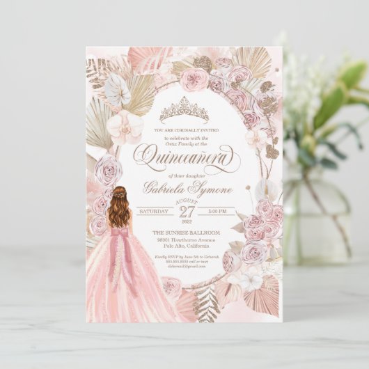 Boho Pink getrocknete Rose der Blüte Quinceanera G Einladung (Stehend Vorderseite)
