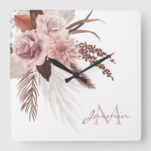 Boho Pink Pampas Grass Getrocknete Blume Monogramm Quadratische Wanduhr (Vorderseite)