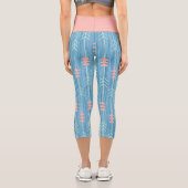 Boho Pink White Arrow Blue Hintergrund Capri Leggings (Rückseite)